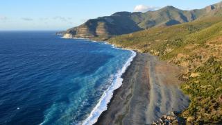 Terrasses de vigne au-dessus de la mer, dans le Cap Corse