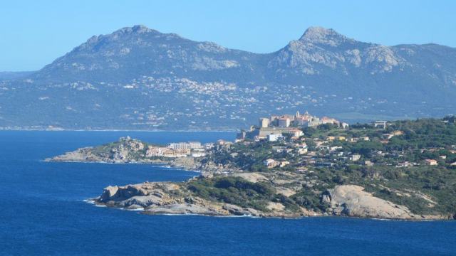 Photo d'illustration : un vignoble corse surplombant la mer